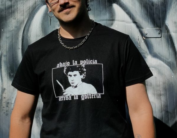 camiseta abajo la policía